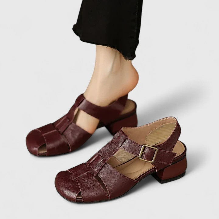 Elegante Ledersandalen in Dunkelbraun mit breitem Riemenwerk und Metallschnalle, Blockabsatz