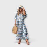 Blau-weißes Maxikleid mit V-Ausschnitt, kurzen Ärmeln und Rauten-Gittermuster