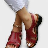 Orthopädische Ledersandalen in Rot mit Kette, offenen Zehen und gepolsterter Ferse