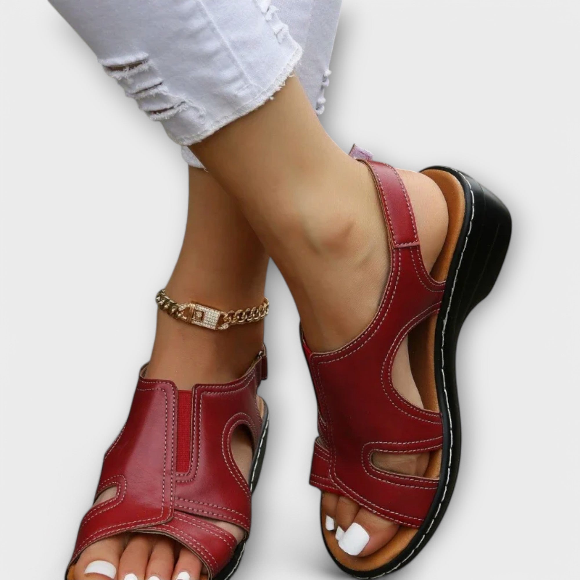 Orthopädische Ledersandalen in Rot mit Kette, offenen Zehen und gepolsterter Ferse