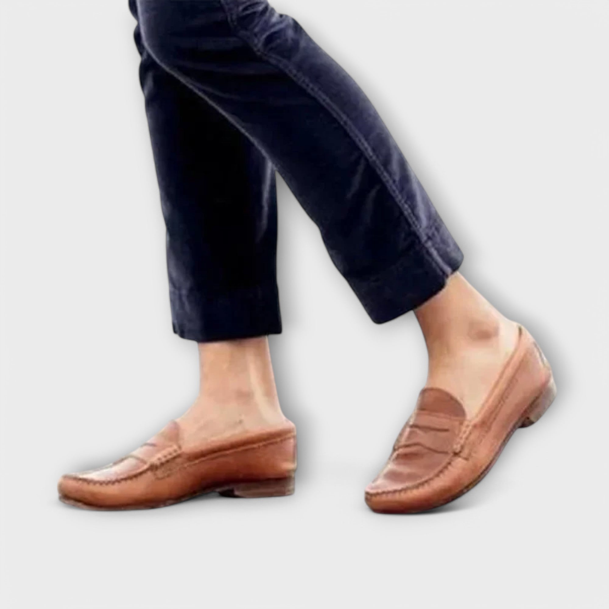 Klassische Damen-Loafer in Hellbraun, schlanke Form mit Ziernaht und Querriemen
