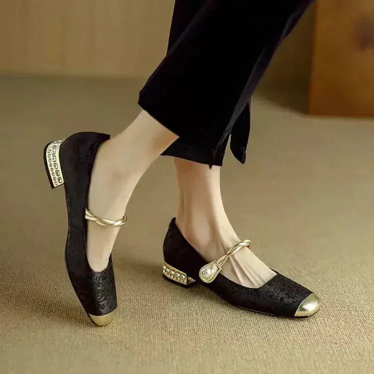 Schwarze orthopädische Mary Janes im Paar: Knöchelriemchen, Blockabsatz mit Strass, goldene Kappe