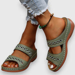 Orthopädische Sandalen in Olivgrün mit seitlichem Riemen, offene Zehen und Ziersteppung