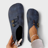 Marineblaue Slipper mit Schnürung und goldfarbenen Zierknöpfen, Flachsohle