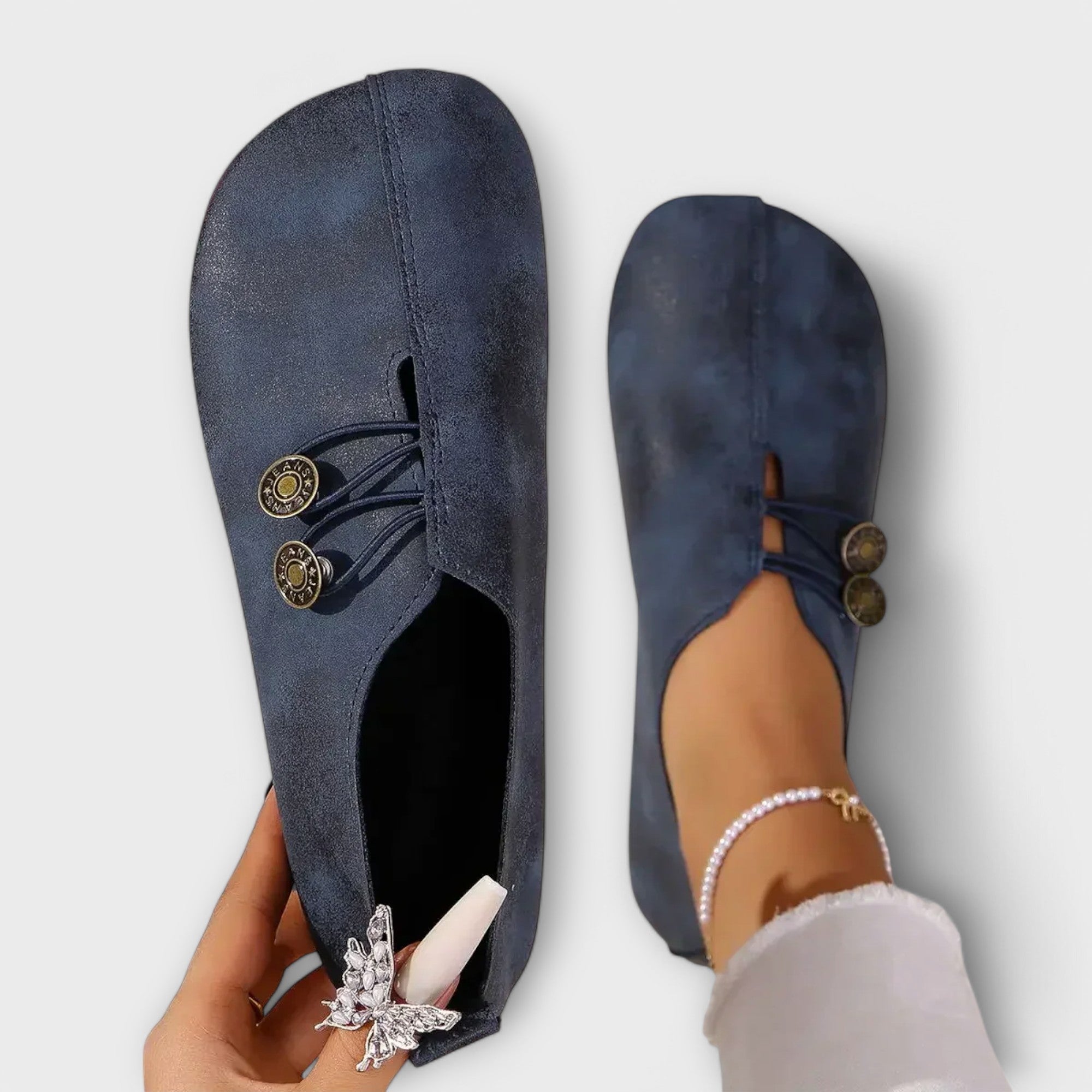 Marineblaue Slipper mit Schnürung und goldfarbenen Zierknöpfen, Flachsohle