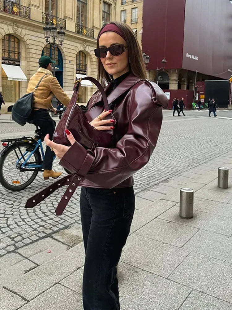 Bordeauxfarbene Lederjacke im Biker-Stil mit Schulterkragen und Riemen-Details