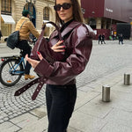 Bordeauxfarbene Lederjacke im Biker-Stil mit Schulterkragen und Riemen-Details