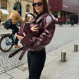 Bordeauxfarbene Lederjacke im Biker-Stil mit Schulterkragen und Riemen-Details