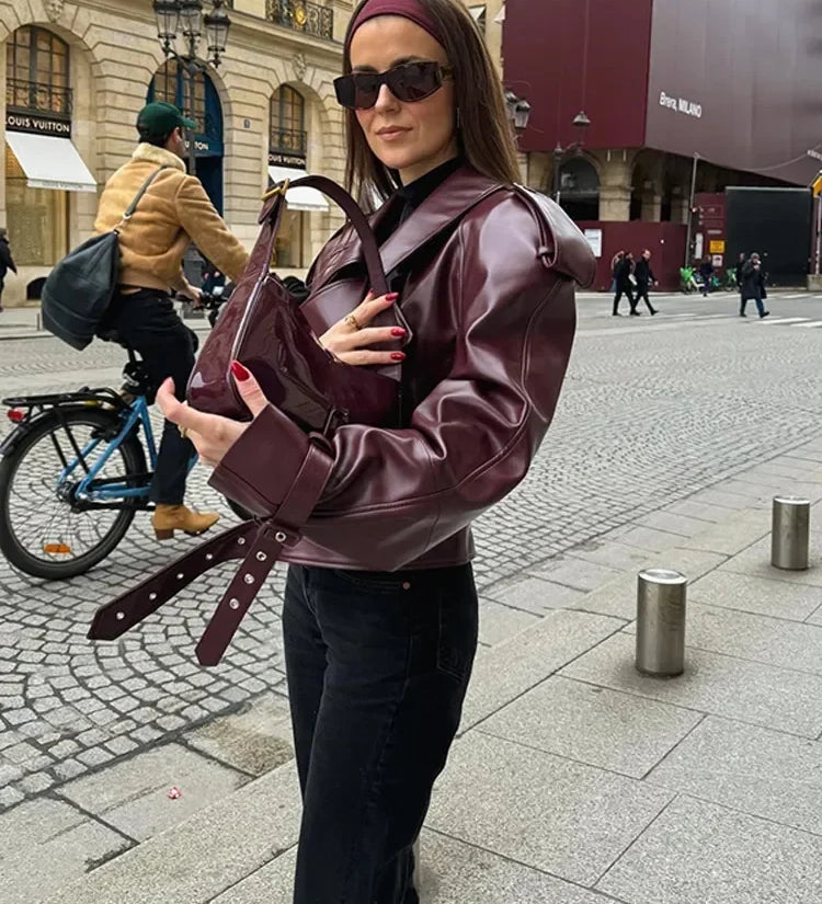 Bordeauxfarbene Lederjacke im Biker-Stil mit Schulterkragen und Riemen-Details