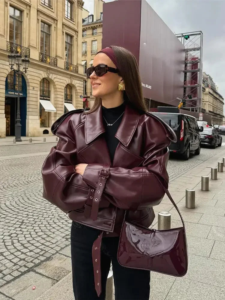 Bordeauxfarbene Lederjacke mit breitem Revers und Gürtelriemen vorn