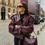 Bordeauxfarbene Lederjacke mit breitem Revers und Gürtelriemen vorn