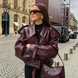 Bordeauxfarbene Lederjacke mit breitem Revers und Gürtelriemen vorn
