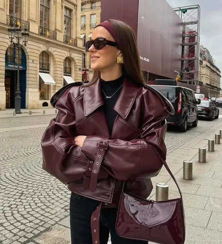 Bordeauxfarbene Lederjacke mit breitem Revers und Gürtelriemen vorn