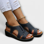 Orthopädische Ledersandalen in Dunkelblau mit Kettenriemen und Riemen über dem Fuß