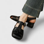 Elegante schwarze Ledersandalen mit Riemenüberwurf und Metallschnalle, sichtbarem Absatz