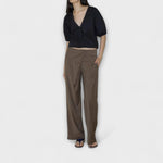Gestreifte Faltenhose mit weitem Bein, braun-beige, lockerer Schnitt