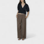 Gestreifte Faltenhose mit weitem Bein, braun-beige, hohe Taille