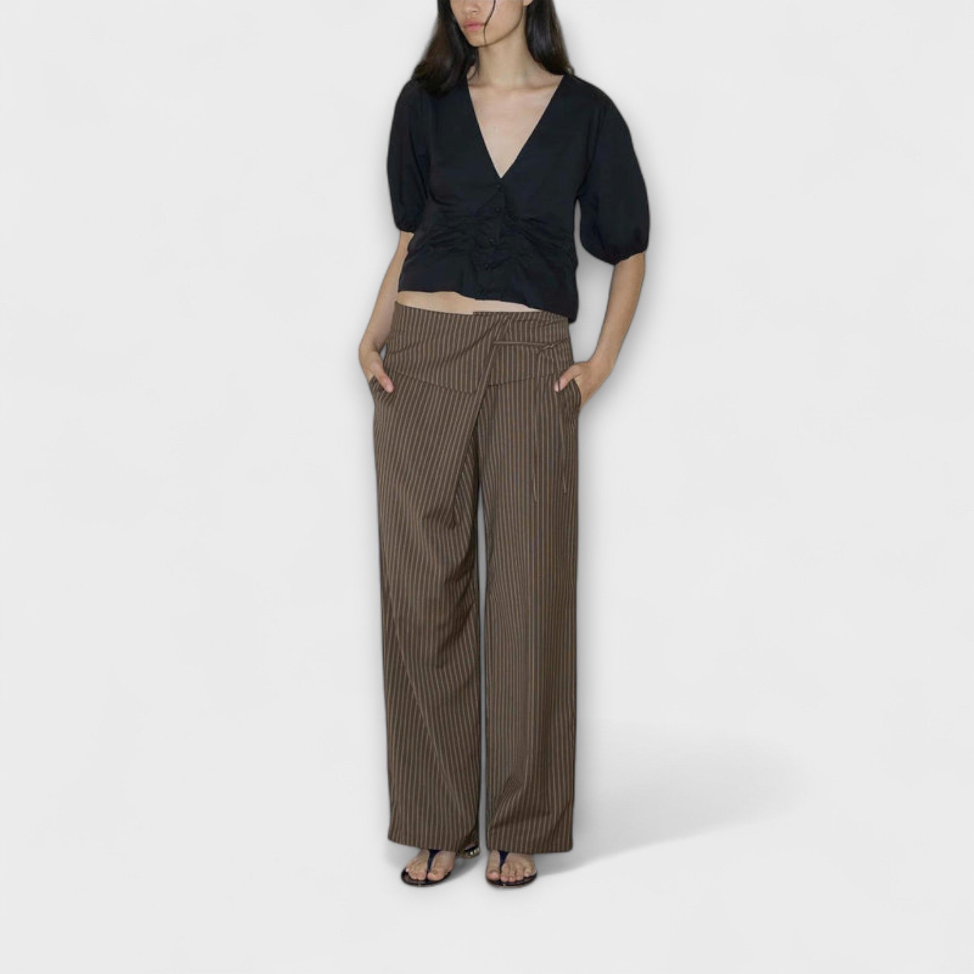 Gestreifte Faltenhose mit weitem Bein, braun-beige, hohe Taille