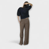 Gestreifte Faltenhose mit weitem Bein, braun-beige, Blick von hinten