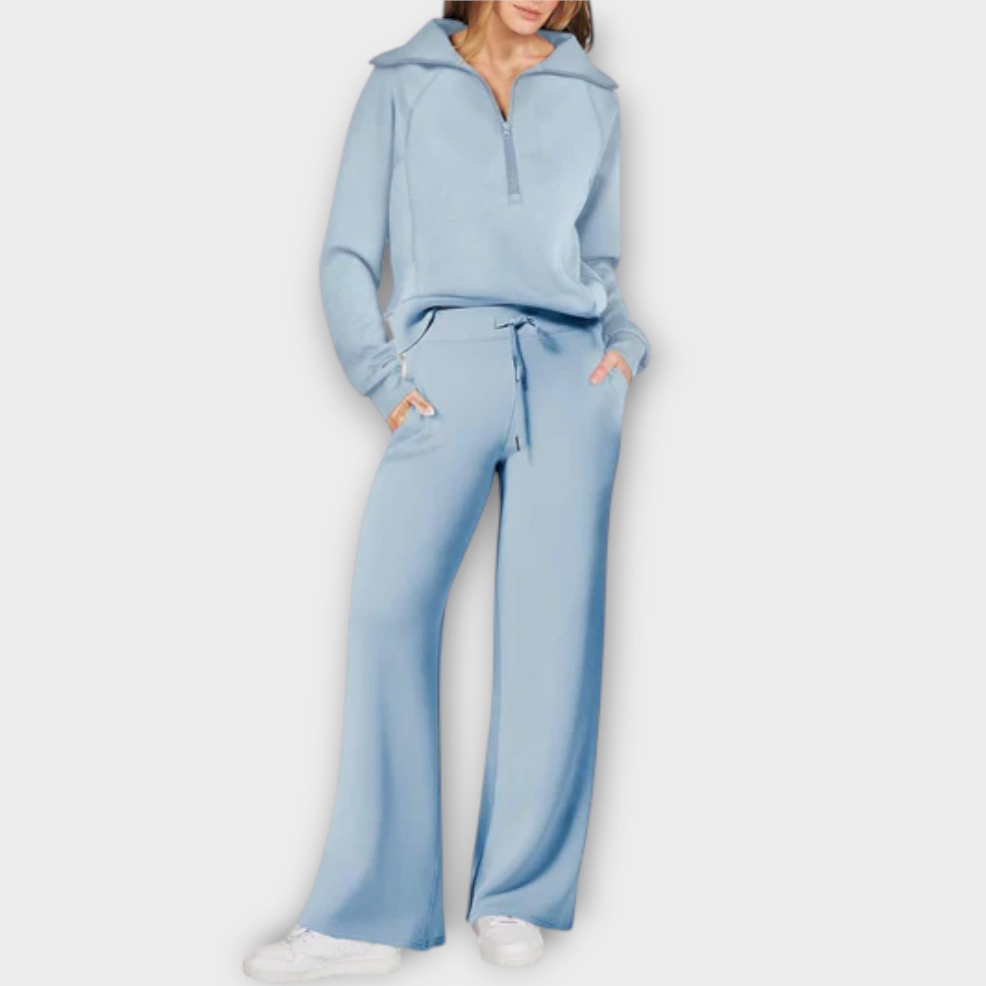 Blaues Lounge-Set: Hoodie mit Kapuze und Kordel, weite Hose mit Bindeband