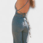 Rückenansicht Jeans-Jumpsuit mit gekreuzten Trägern und Bindeband am Rücken
