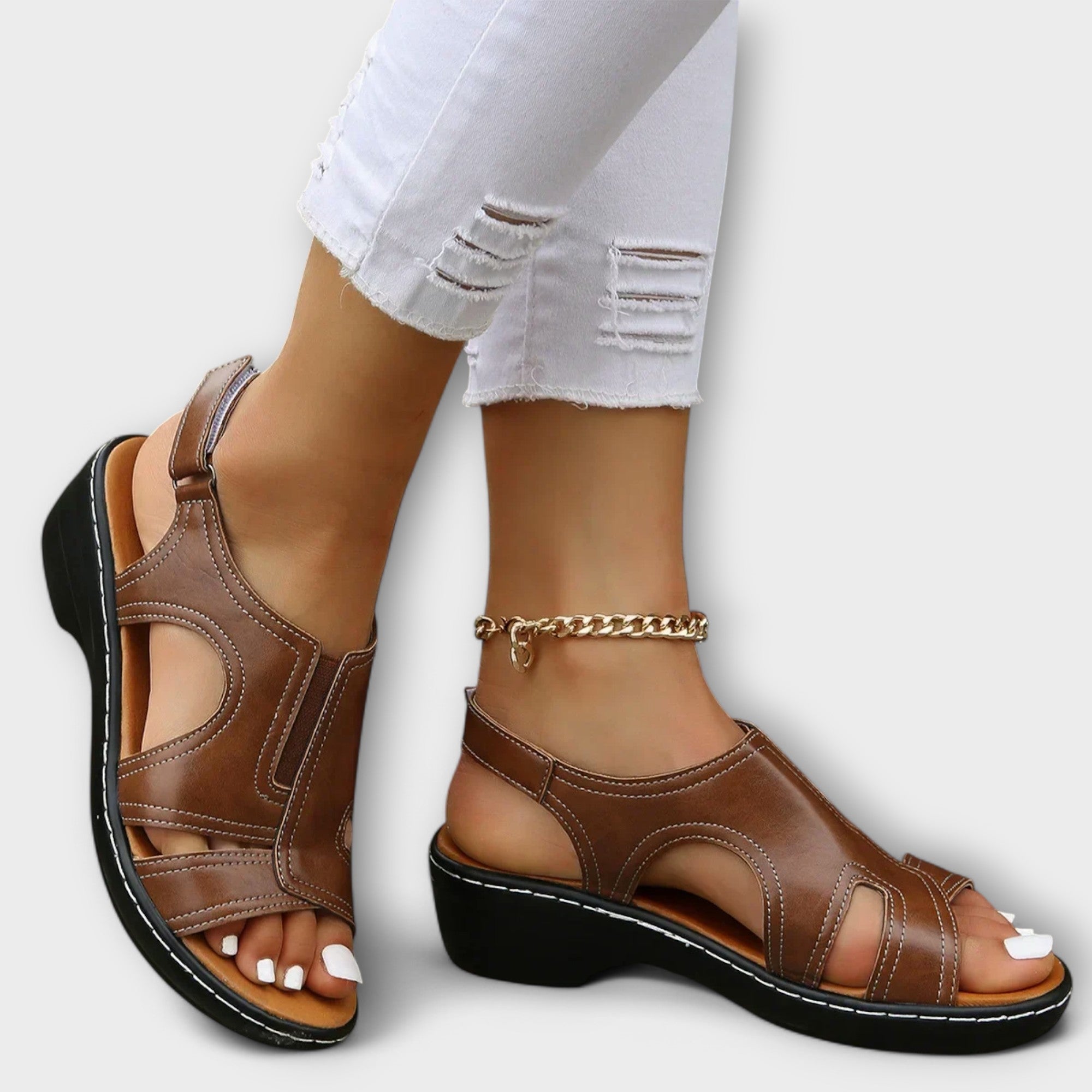 Orthopädische Ledersandalen in Braun mit Kettenriemen und gepolsterter Zehenöffnung