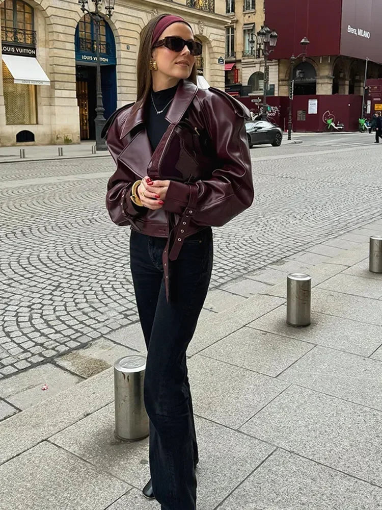 Bordeauxfarbene Lederjacke mit Reverskragen und Riemen am Vorderteil