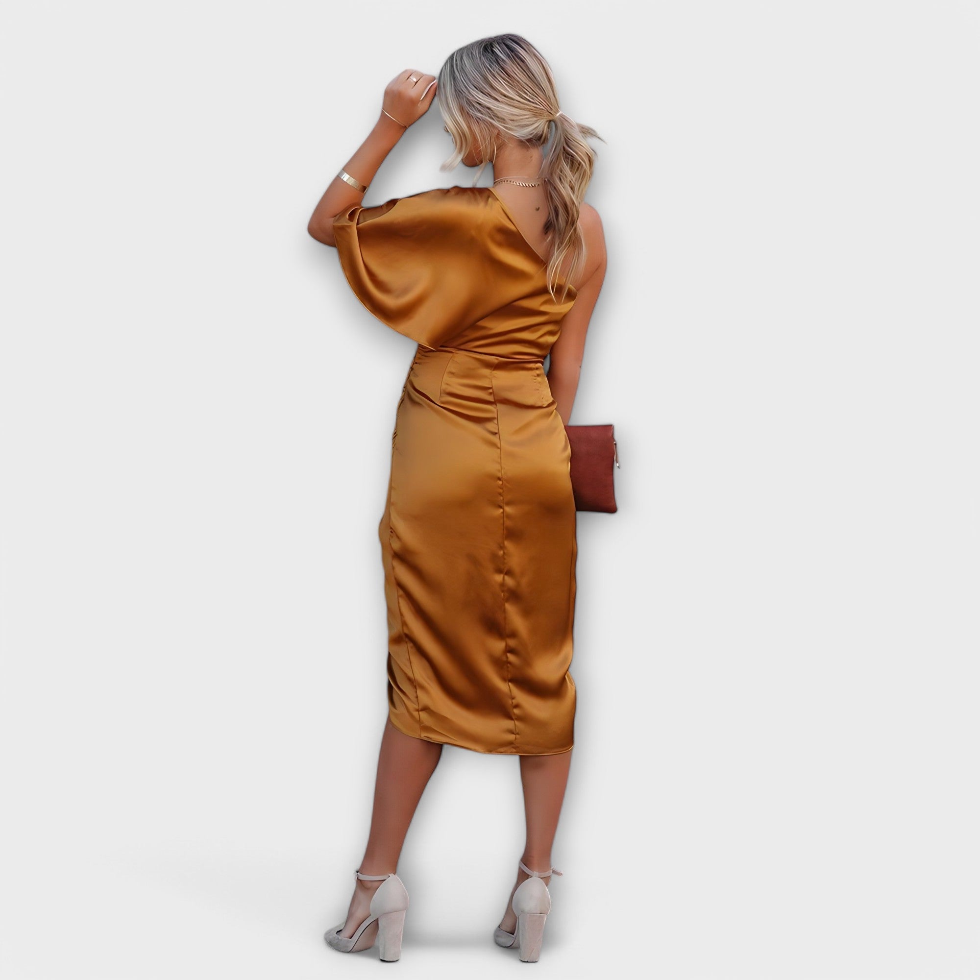 Goldfarbenes Abendkleid mit drapiertem Taillenbund und Schlitz, Midi