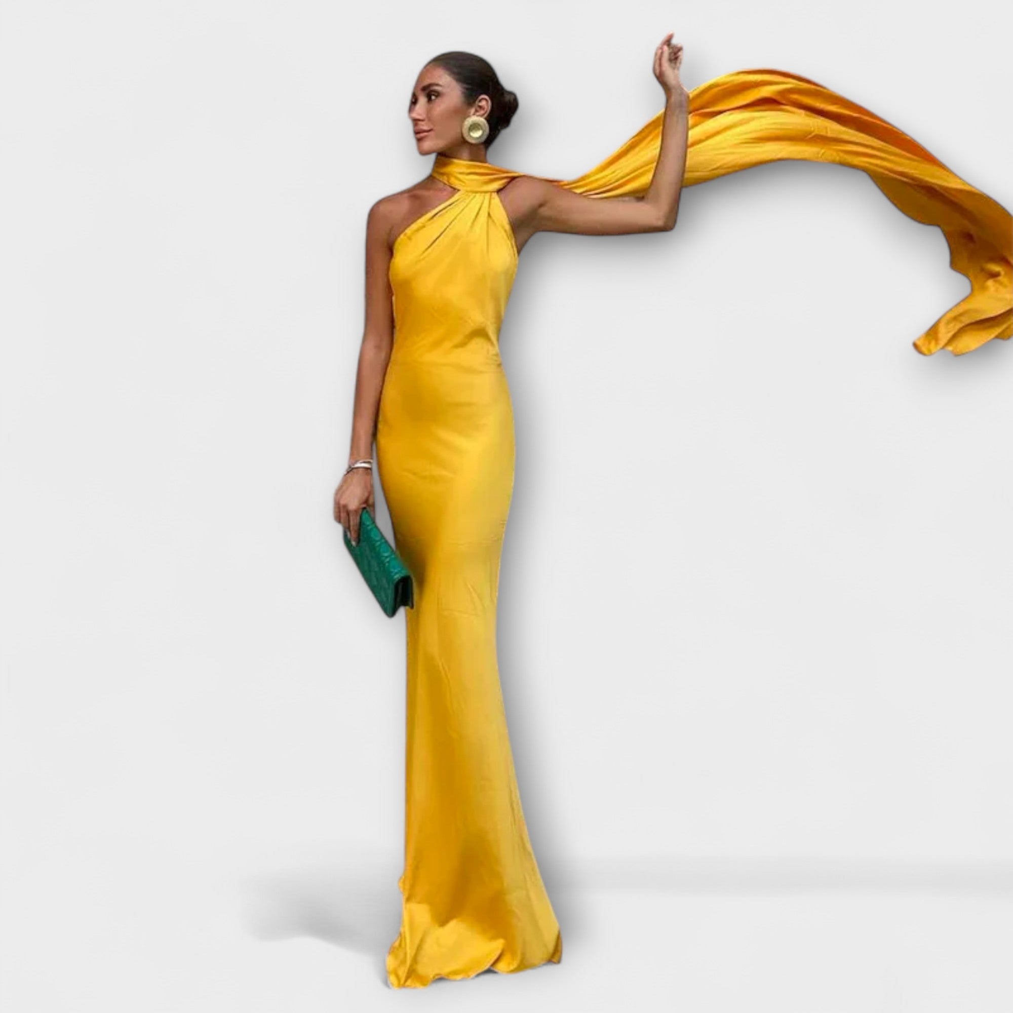 Gelbes Maxikleid mit Neckholder, drapiertem Ausschnitt und fließendem Drapierdetail