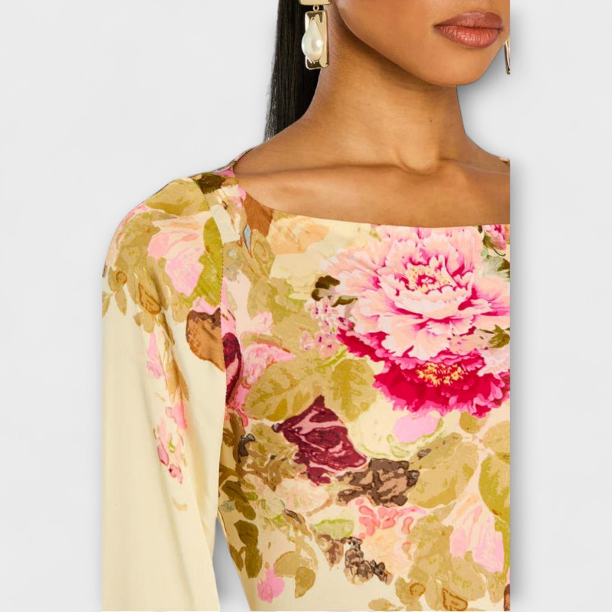 Maxikleid-Detail mit Rundhalsausschnitt und floralem Muster in Pink, Gelb und Beige