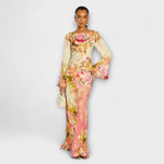 Maxikleid mit pink-gelbem Blumenprint, langen Ärmeln und bodenlangem, figurbetontem Schnitt