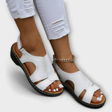 Orthopädische Ledersandalen in Hellweiß mit Kette am Knöchel und Riemen