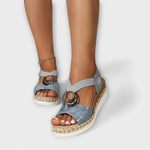 Freizeit-Sandalen mit Keilabsatz, silbernes Textil mit runder Metallschnalle