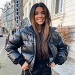 Schwarze Bomberjacke mit wattierter Steppung und gerippten Saumabschlüssen.