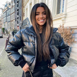 Schwarze Bomberjacke mit wattierter Steppung und gerippten Saumabschlüssen.