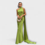 Grünes Maxikleid mit hohem Neckholder und fließendem Drapierstoff, bodenlang