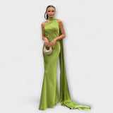 Grünes Maxikleid mit hohem Neckholder und fließendem Drapierstoff, bodenlang