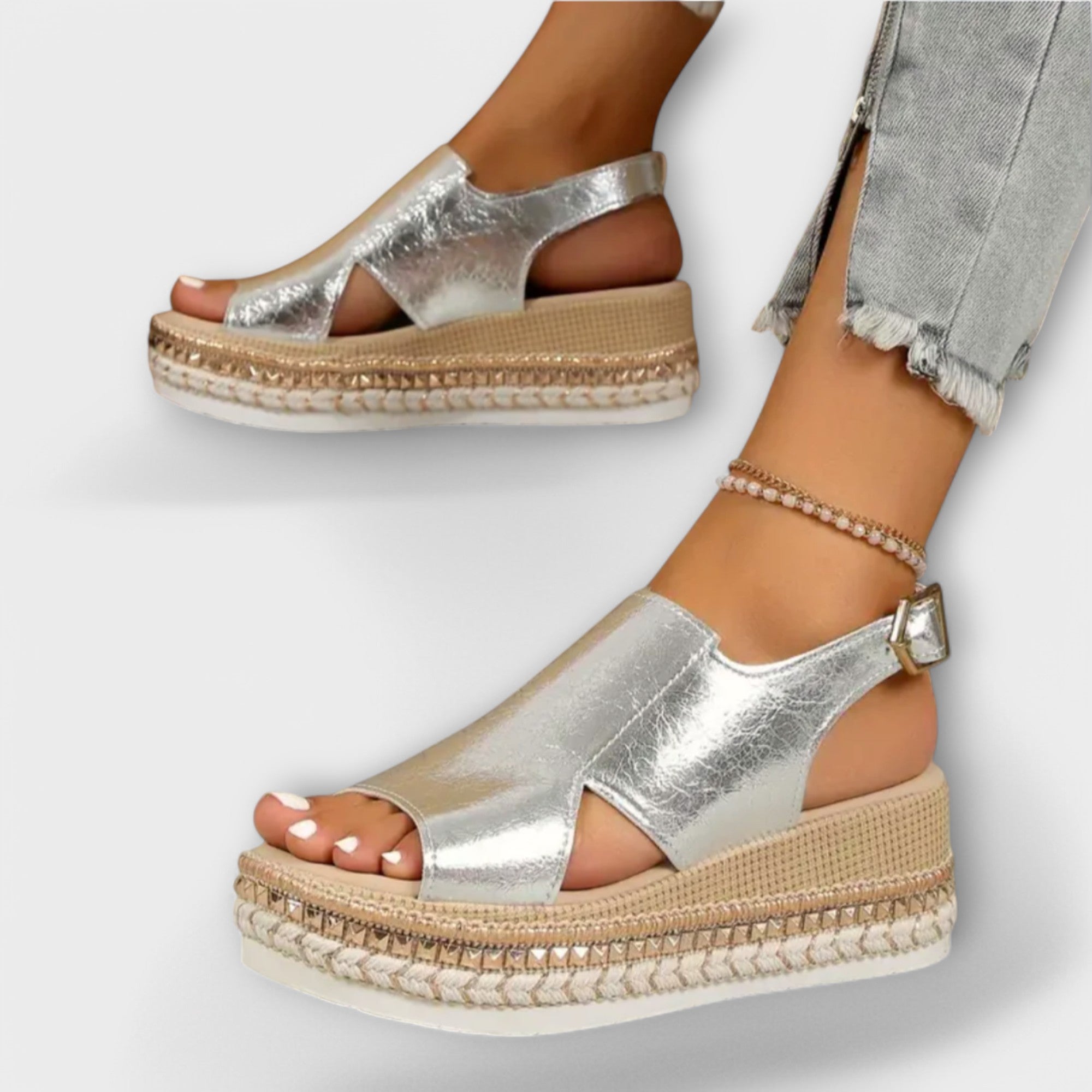 Silberne Damensandalen mit breiten Riemen, Schnalle und Plateau-Korksohle