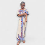 Maxikleid mit Carmen-Ausschnitt und Bindegürtel, abstraktes Beige-Blau-Rot-Design