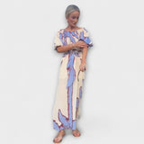 Maxikleid mit Carmen-Ausschnitt und Bindegürtel, abstraktes Beige-Blau-Rot-Design