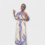 Maxikleid mit off-shoulder Look, Bindegürtel und abstraktem Beige-Blau-Rot-Print