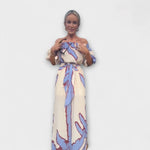 Maxikleid mit Schulterbund, Bindeband in der Taille und abstraktem Beige-Blau-Rot-Pattern