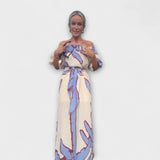 Maxikleid mit Schulterbund, Bindeband in der Taille und abstraktem Beige-Blau-Rot-Pattern
