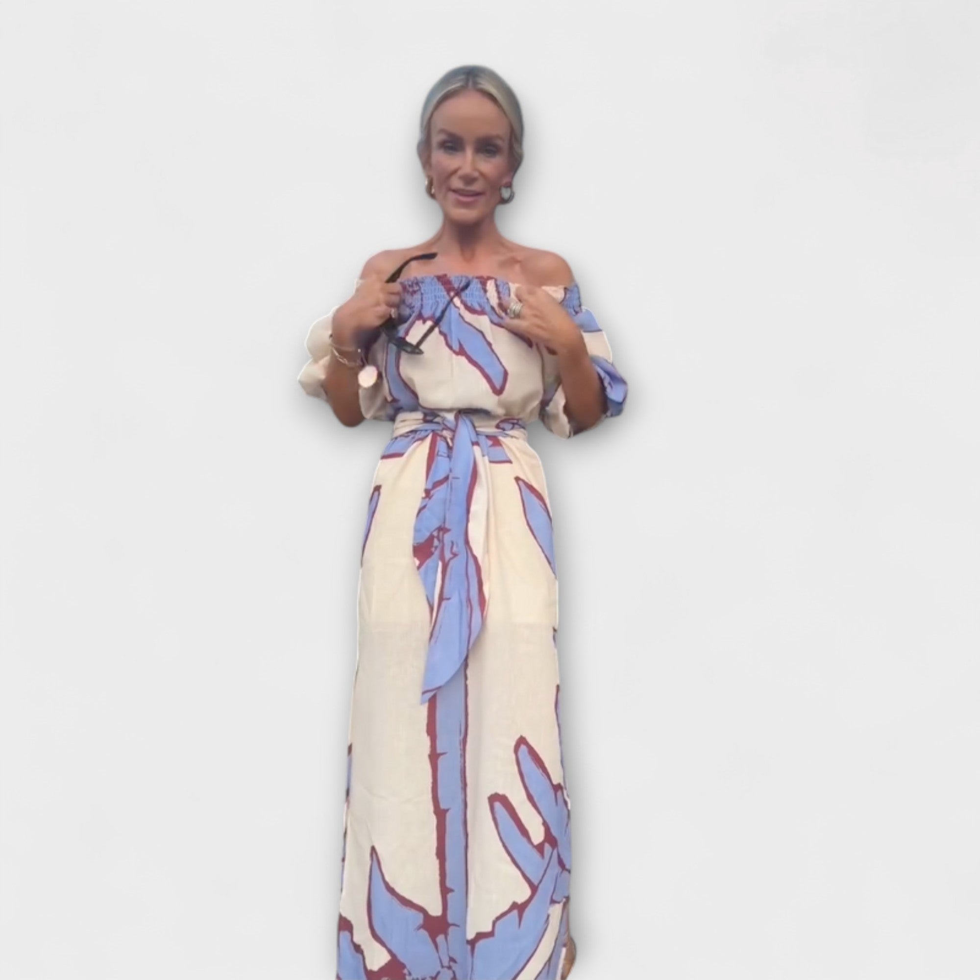 Maxikleid mit Schulterbund, Bindeband in der Taille und abstraktem Beige-Blau-Rot-Pattern
