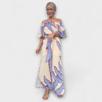 Maxikleid mit Carmen-Ausschnitt, seitlichem Schlitz und abstraktem Beige-Blau-Rot-Print