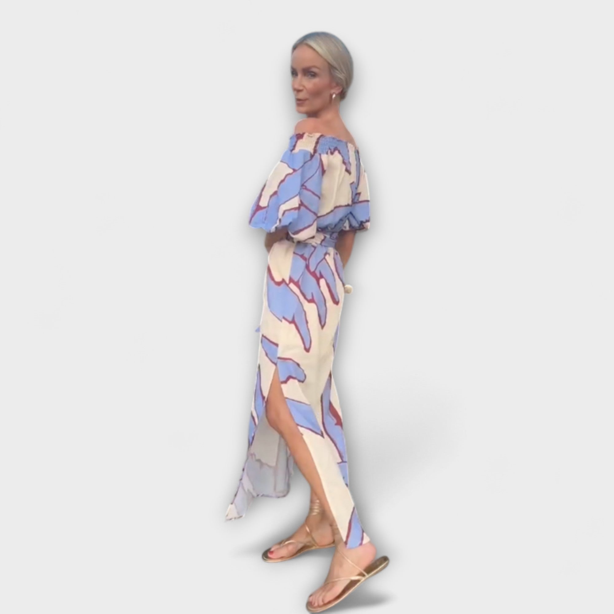 Maxikleid in Seitansicht mit Bindegürtel, Carmen-Ausschnitt und abstraktem Beige-Blau-Rot-Print