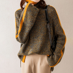 Rollkragenpullover aus meliertem Grobstrick, dunkle Farbe mit orangefarbenem Bündchen
