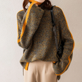 Rollkragenpullover aus meliertem Grobstrick, dunkle Farbe mit orangefarbenem Bündchen
