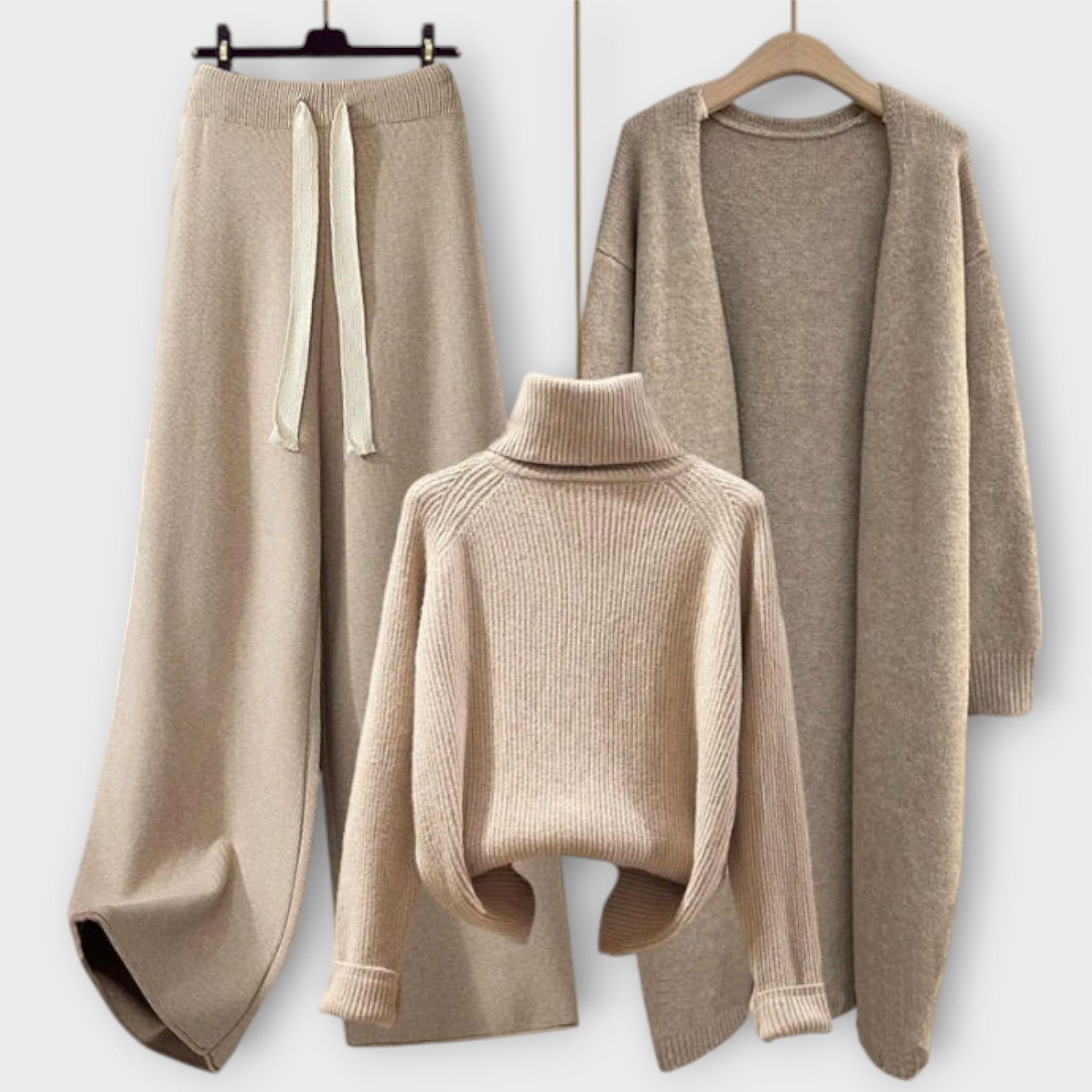 Dreiteiliges Strick-Set: beiger Turtleneck-Pullover, beiger Schalensweater, beige Hose mit Kordelzug