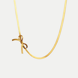 Rébecca – Goldene Halskette mit Initialen-Anhänger
